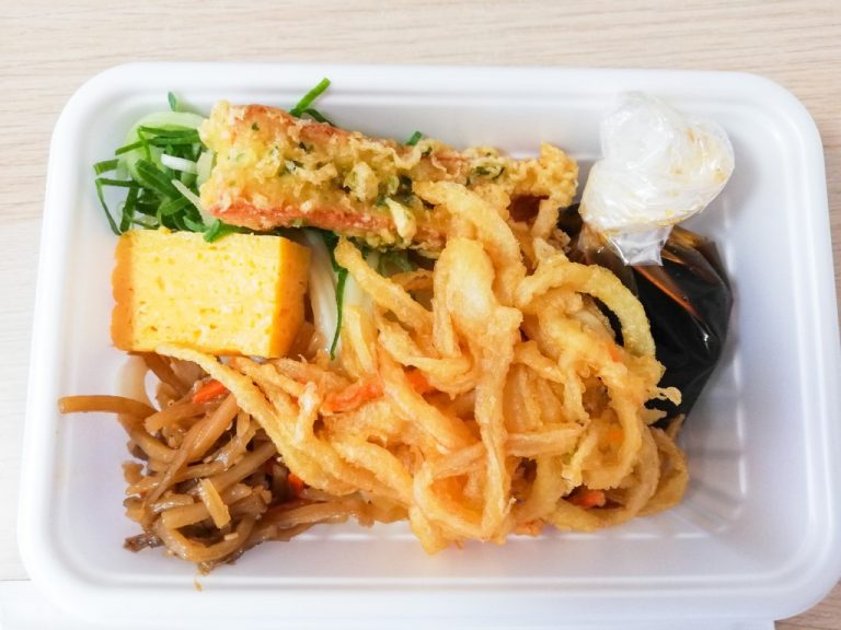 丸亀製麺「丸亀うどん弁当」をテイクアウト！390円で天ぷら、おかずも入って大満足 | 八代連絡帳